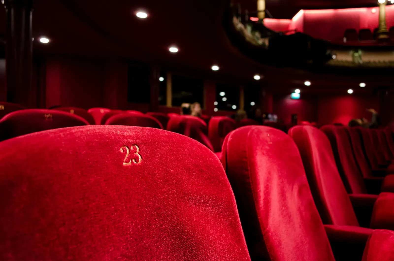 Fauteuil de velours rouge numéroté 23 en lettres dorées